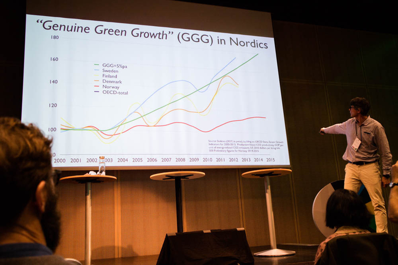 北欧各国でのグリーン成長指数を示すグラフ。スウェーデン、デンマーク、フィンランドに続いて、ノルウェーは一番下にある赤色の線。「これは問題。これがノルウェーのいわゆるグリーンシフト。恥ずかしい」とストクネス氏は話す Photo: ASaki Abumi