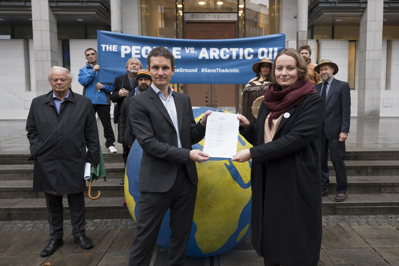 政府を訴えることを昨年発表。裁判所前で。グリーンピース代表（左）と青年団体代表（右）　Photo:Christian Aaslund/Greenpeace