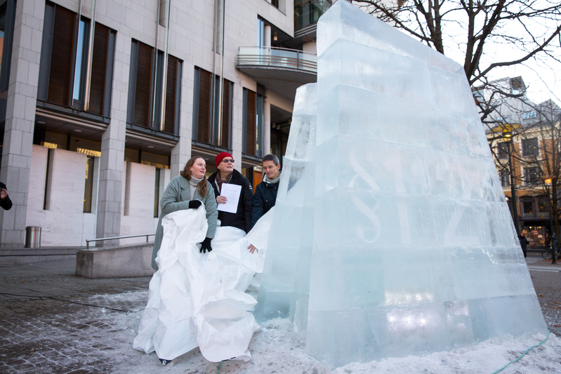 裁判は14～22日に行われる（23日まで延長の可能性あり）。13日、オスロ地方裁判所前での記者会見。氷を使った演出で気候変動により溶ける北極圏を表現　 Photo:Edward Beskow/Greenpeace