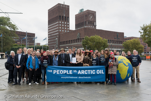オスロ市庁舎前に集まった油田開発反対派　 Photo:Christian Aaslund / Greenpeace