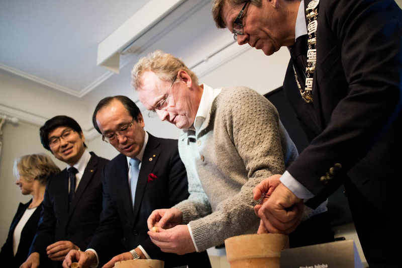 広島・長崎の市長（左）、ヨハンセン氏（右から2人目）、オスロ大学学長（右）　Photo: Asaki Abumi