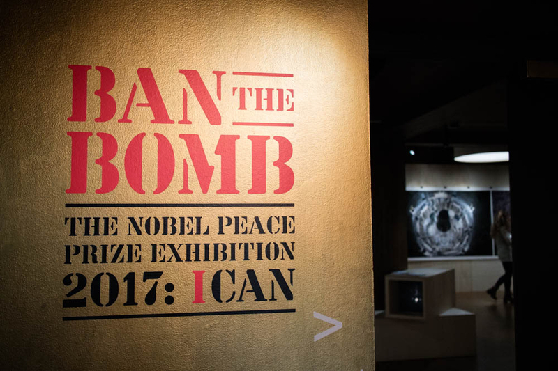センター2階の入り口では「核爆弾を廃止せよ」という文字が大きく出ていた　Photo: Asaki Abumi