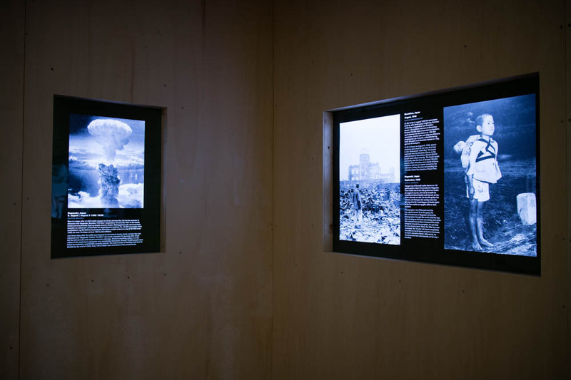 キノコ雲の写真も展示されている　Photo: Asaki Abumi