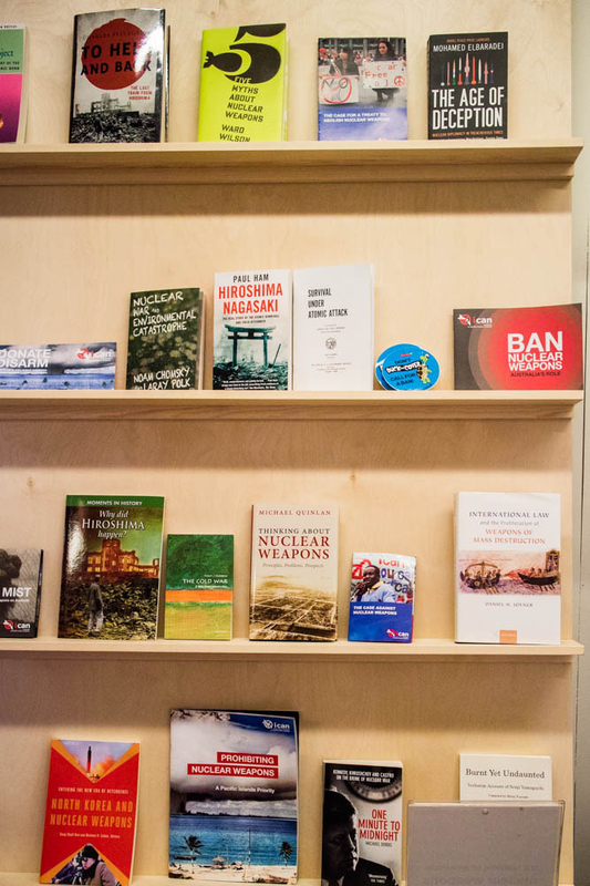 広島、長崎、核兵器関連の書籍も並ぶ　Photo: Asaki Abumi