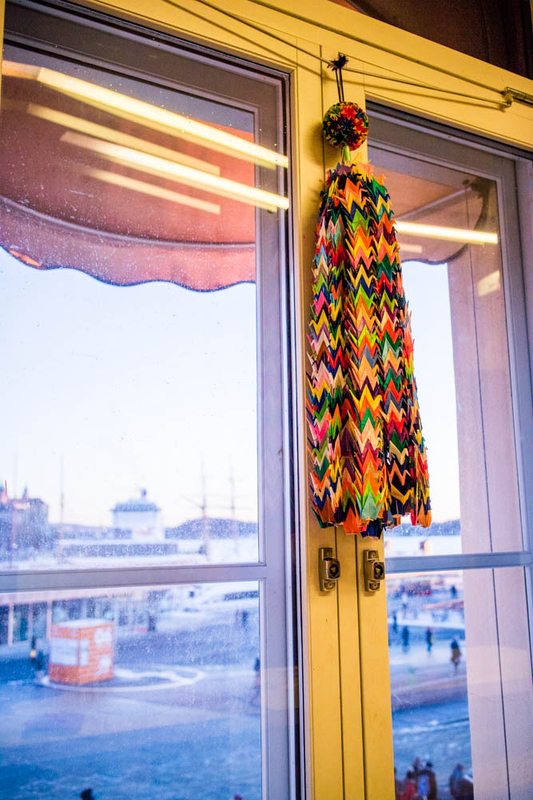 被団協の藤森俊希事務局次長らが代表して寄贈した折り鶴。2階の窓際に飾られていた　Photo: Asaki Abumi