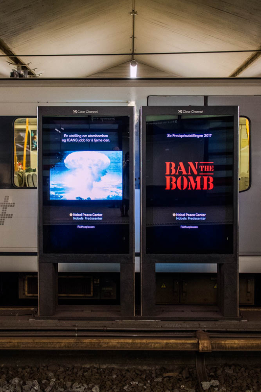展示の宣伝ポスターは街の至る所に。オスロの地下鉄駅ではキノコ雲の写真と、「核爆弾を廃止せよ」という文字　Photo: Asaki Abumi