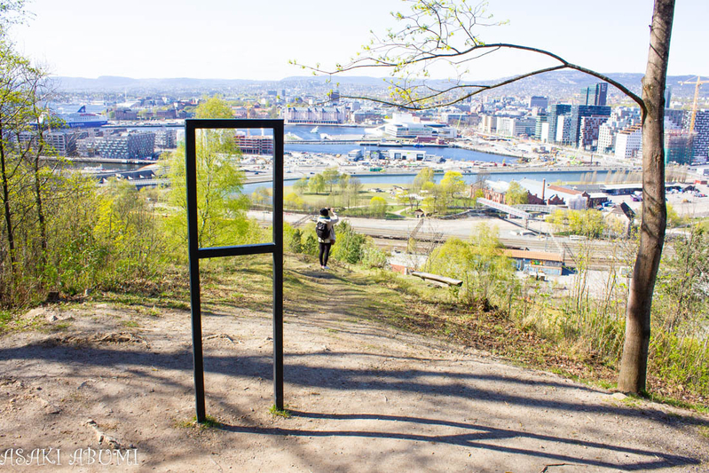 彫刻がいくつも隠れているエーケベルグ公園。ムンクが散歩していたともされるエリア。『叫び』のフレームがイメージされたアートもある　Photo: Asaki Abumi