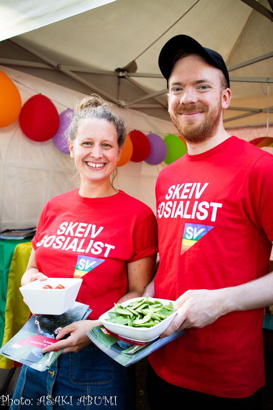 野党「左派社会党」。野菜を通行人に無料配布して話しかける Photo: Asaki Abumi