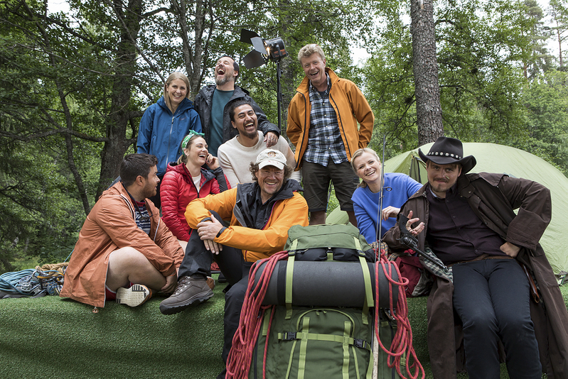 番組司会者（中央下のオレンジ色のジャケット）と、出演予定の地元の有名人たち　Photo:NRK