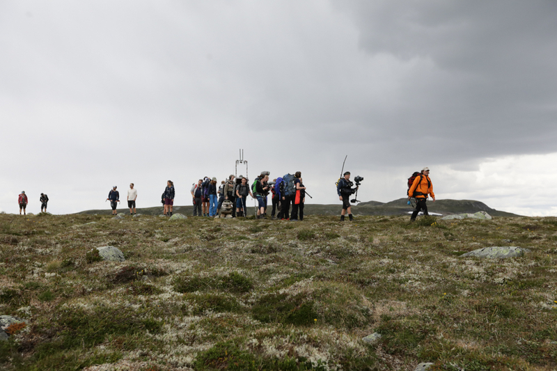 NRKから借りた写真、初日の山歩き中の人々　Photo: Sindre Skrede/NRK