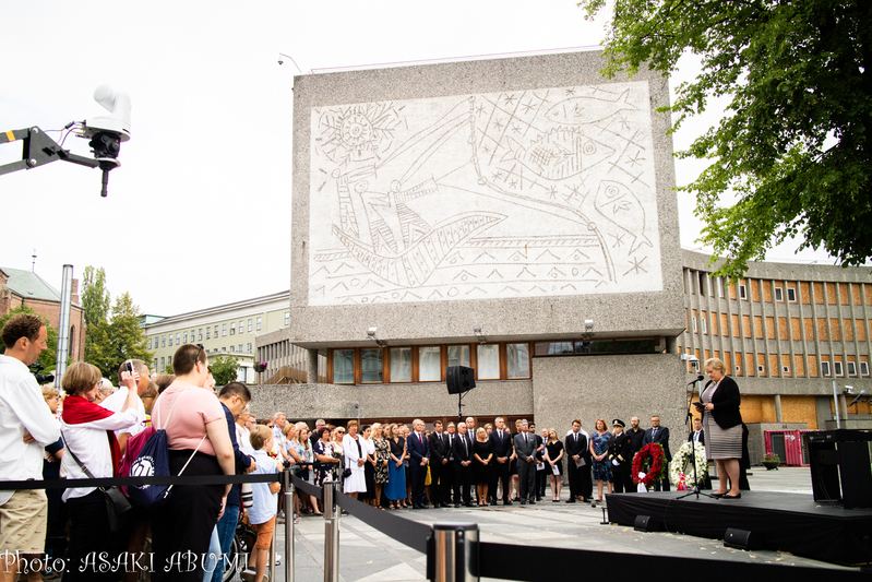 今年開催された政府庁舎前での追悼式。右側にはスピーチをするノルウェー首相