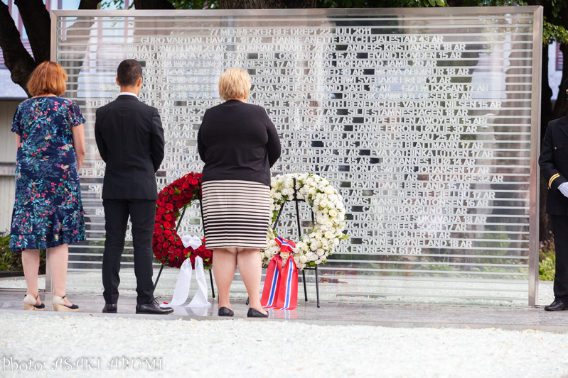 メモリアルの前に立つ、右から首相、青年部代表、犠牲者家族代表