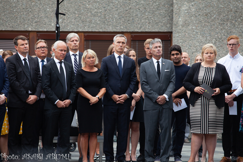 ノルウェー首相や大臣ら、当時の労働党党首で元首相のストルテンベルグNATO事務総長などが出席した追悼式