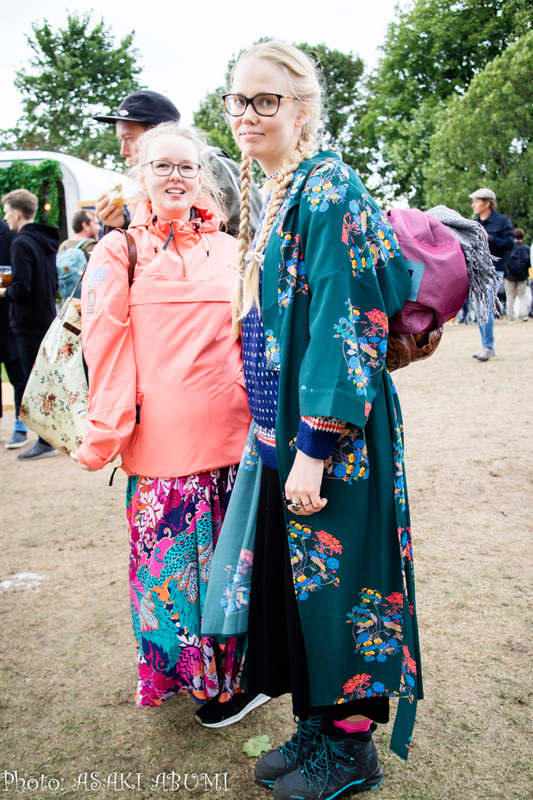 羽織風の上着が人気だ。花柄でカラフルな羽織トップを着ている女性たちが、オイヤにはたくさんいた
