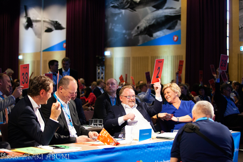 進歩党の総会にて、右側が女性党首であるイェンセン財務大臣 Photo: Asaki Abumi