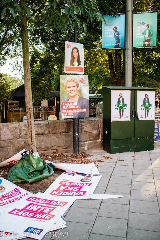 賛否両論のスウェーデン民主党のポスターだけが、嫌がらせのようにはがされている　Photo: Asaki Abumi