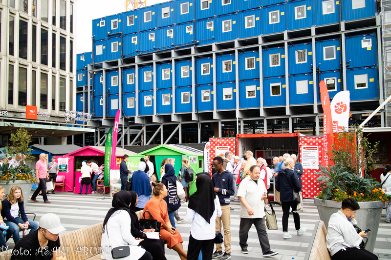 中央駅前の選挙スタンドエリア。カラフルな色は各党のシンボルカラー　Photo: Asaki Abumi