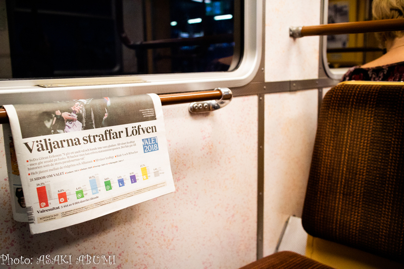 選挙翌日の朝、電車には「ロヴェーン首相を、有権者が罰する」という新聞記事の紙面が Photo: Asaki Abumi
