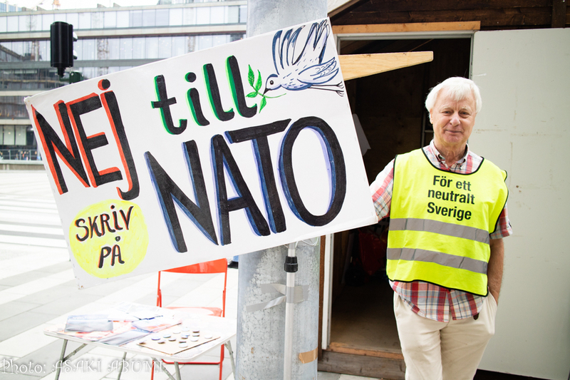ノルウェーと正反対で、スウェーデンはEU加盟国、NATO非加盟国だ。NATO非加盟を支持する団体もスタンドを設置。権力者にその声を届けようと、首相宛のポストカードなどを配布 Photo:Abumi