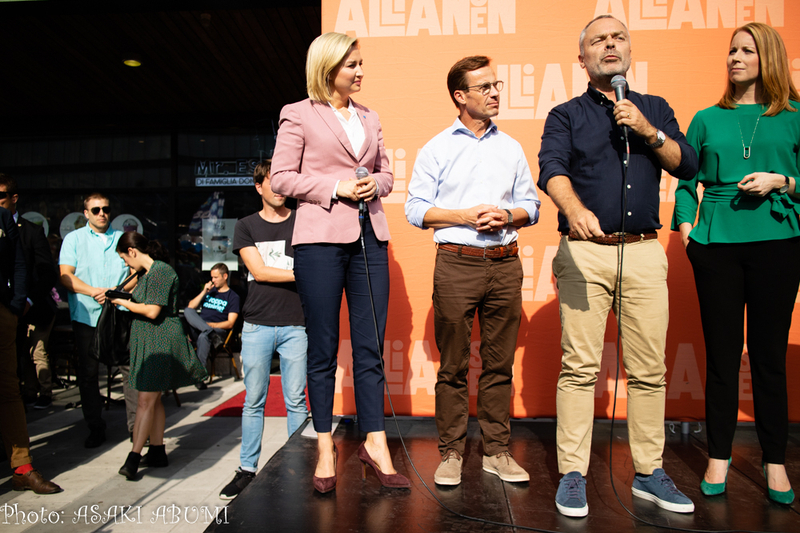 右派ブロック4党の党首たち。右派と政権樹立協議を望むスウェーデン民主党の党員らが、後ろから見つめていた（左後ろ） Photo: Asaki Abumi
