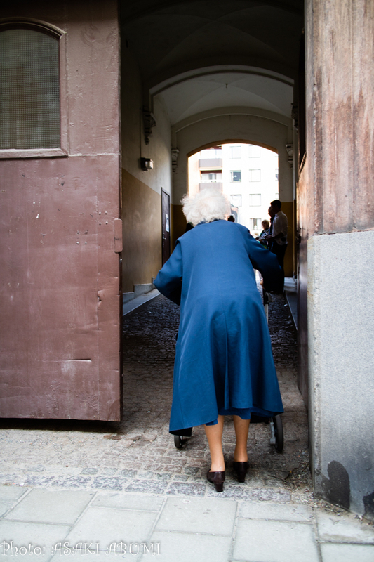 ゆっくりと、ゆっくりと歩きながら。高齢の女性が、大事な一票を手にもって、会場へと向かう Photo: Asaki Abumi