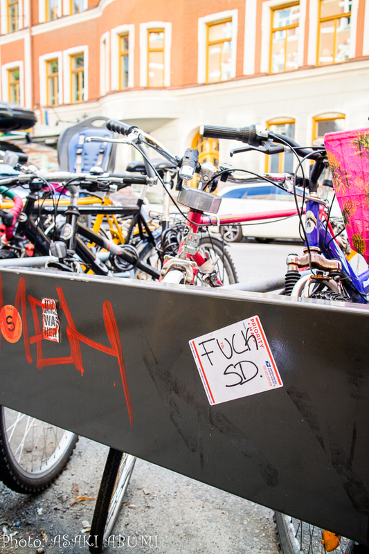 カフェの窓から見えた自転車置き場には、「Fuck SD」と、スウェーデン民主党を罵倒する文字が殴り書きされていた Photo: Asaki Abumi