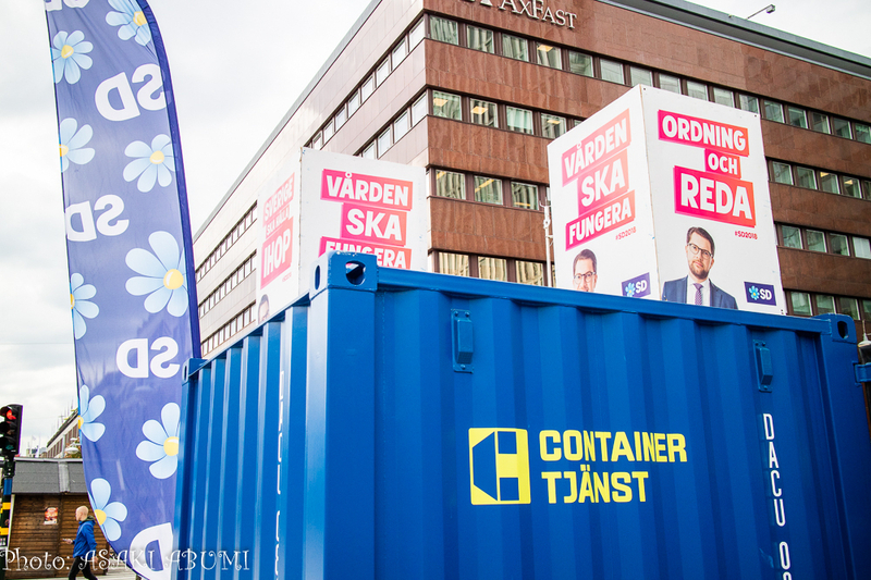 既存政党に話し合うことを否定されているスウェーデン民主党の選挙スタンド Photo: Asaki Abumi