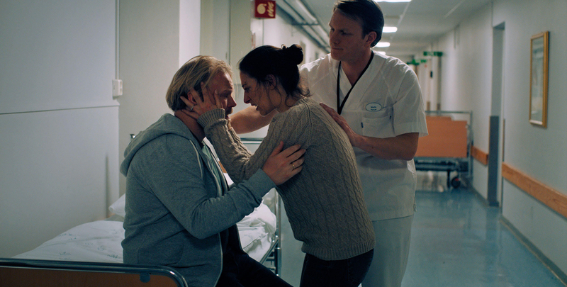 娘が手術を受ける中、戸惑う家族とメンタルケアをする専門医　Photo:EGMONT, Nordisk Film