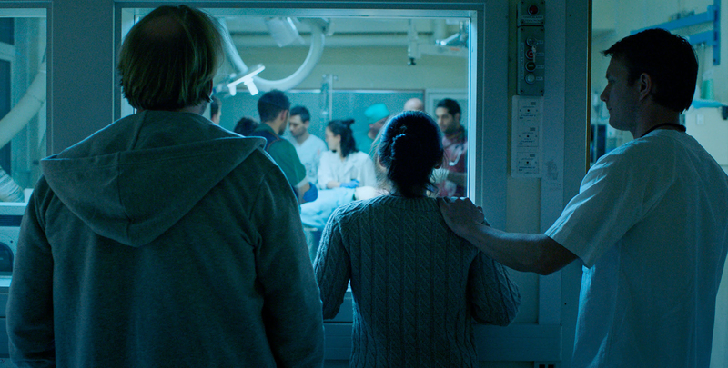 緊急手術を受ける娘を見守る親　Photo:EGMONT, Nordisk Film