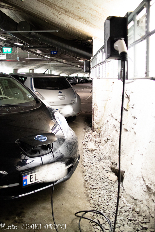 EV専用の駐車場。手前は充電中の車、後ろは充電していないが無料駐車中 Photo: Asaki Abumi