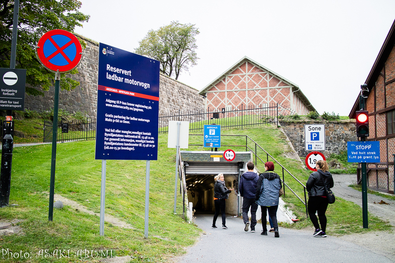 人気の観光スポットでもあり、映画『アナ雪』のモデルともなったアーケシュフース城。要塞地下には、86台が駐車可能なEV専用の充電駐車場がある。Oslo Innovation Weekのグリーンツアーで視察した際に撮影 Photo:Asaki Abumi
