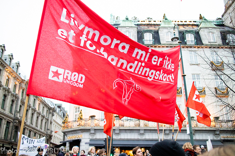 「私の子宮は交渉のカードじゃない」 赤党青年部の旗 Photo: Asaki Abumi