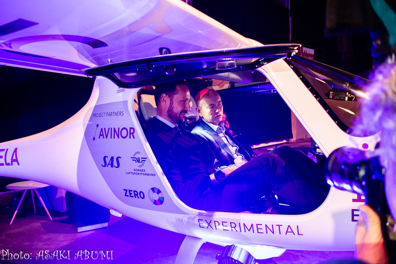 ノルウェーのAvinor社「100%電力」と謳われる電気飛行機に乗るホーコン皇太子　Photo: Asaki Abumi