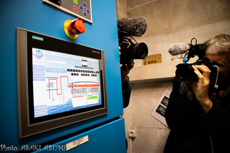 船内を陸上電源に切り替えるシステムを船内のスクリーンで確認。ノルウェーの報道機関や政治家たちが、興味津々で見ていた Photo: Asaki Abumi