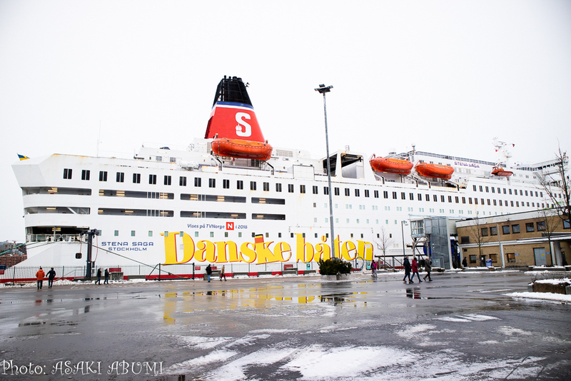 「デンマークのボート」という黄色い文字の左横には「Stena Saga号ストックホルム（スウェーデンの首都）」の文字。この船がノルウェーの港に停まっており、北欧3か国のゴチャゴチャ感が溢れている光景　Photo: Asaki Abumi