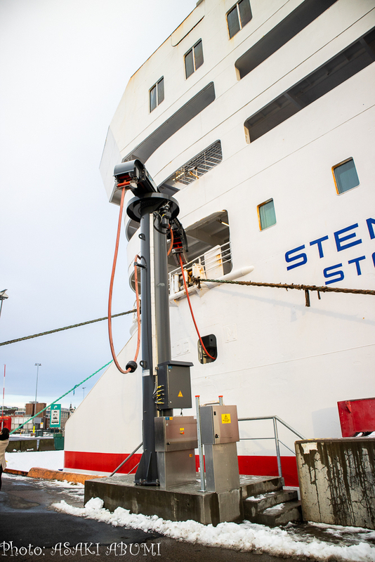 陸からケーブルで船につながる陸上電力供給システム。停泊時に船内発電機エンジンを停止させ、船からのCO2排出量を減らす　Photo: Asaki Abumi