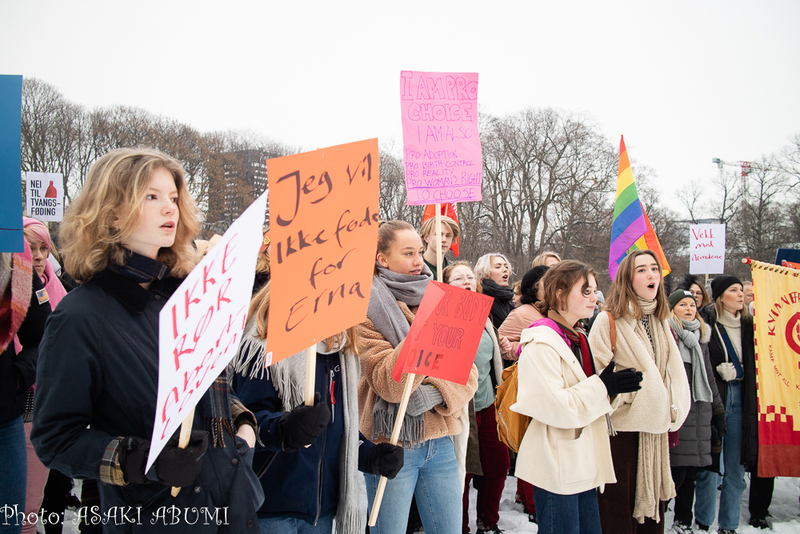 「私たちの身体！」と閣僚たちに大きな声で叫ぶ女性たち Photo: Asaki Abumi