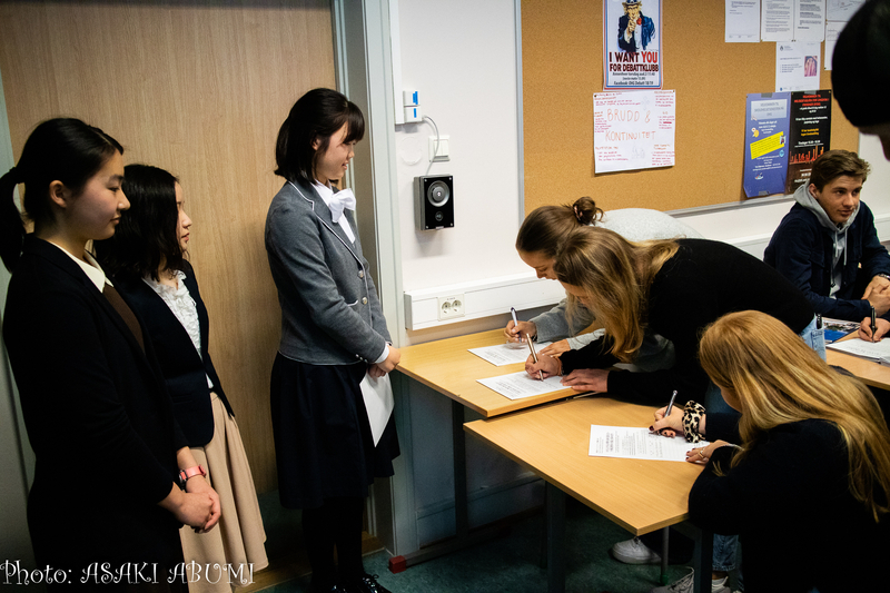 高校生署名活動に「私もサインをしたい」と参加するノルウェー人高校生 Photo: Asaki Abumi