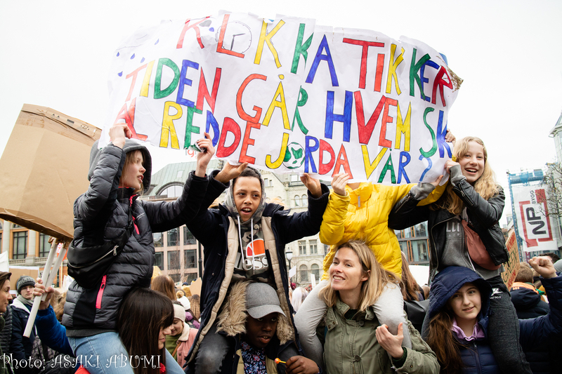 オスロ国会前の抗議活動は9～15時まで続いた　Photo: Asaki Abumi