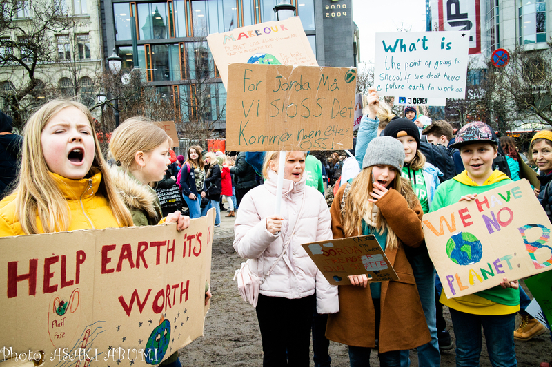 　「地球を救って」、「地球のために、私たちは立ち上がる」Photo: Asaki Abumi