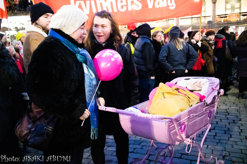 フェミニスト党はピンク色のベビーカーを押して登場 Photo: Asaki Abumi