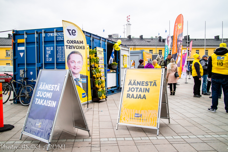 フィン人党の選挙スタンド。青と黄色が党のカラー Photo: Asaki Abumi