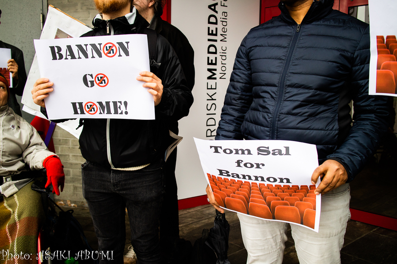 「帰れ、バノン」、「バノンに空席を」と抗議する人々。抗議する人々の少なさは、逆にバノン氏の影響力の低下を意味するか？ Photo: Asaki Abumi