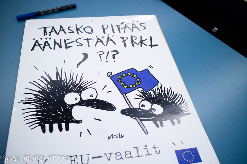 汚い言葉でののしる、フィンランドでは有名なハリネズミ、「投票しやがれ！」、「は!? また、選挙かよ!?」と複数のバージョンがある Photo: Asaki Abumi