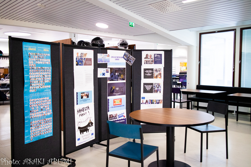 EU議会選をテーマにした宿題は学校の廊下に展示 Photo: Asaki Abumi