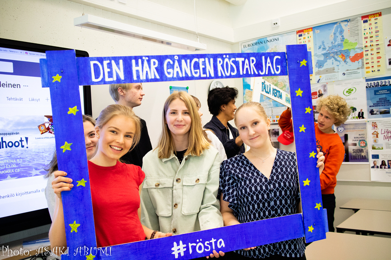 SNS世代。インスタグラムなどでアップしやすいように、「投票しよう！」のフレームを手作り。公用語である、フィンランド語とスウェーデン語の両方で製作 Photo: Asaki Abumi