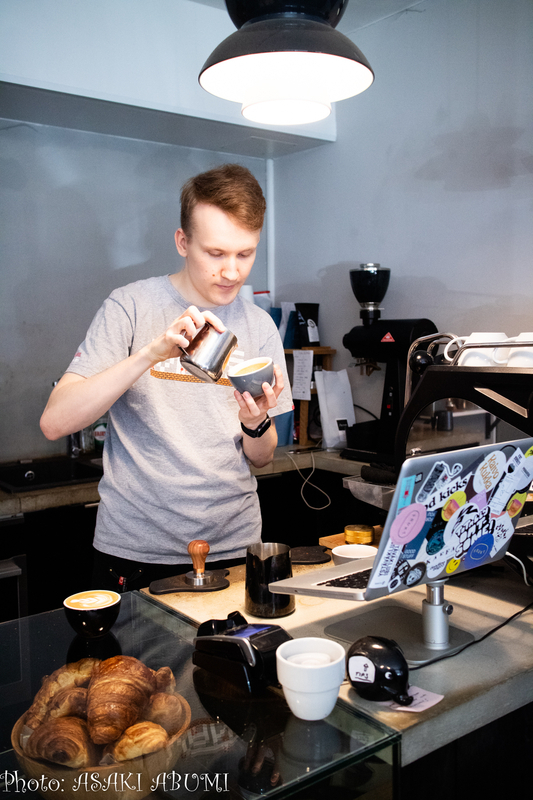 お客さんからの注文でカフェラテ、抹茶ラテをどんどん淹れるパーボライネンさん Photo: Asaki Abumi