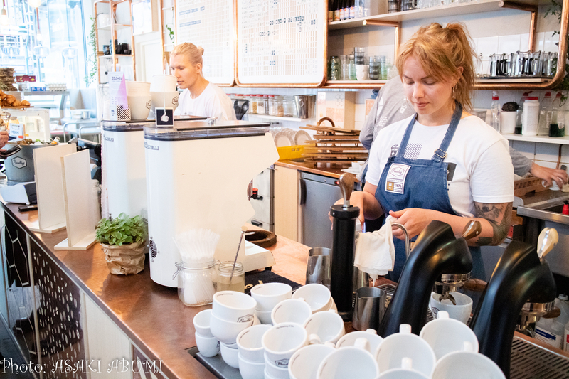 フィンランドの大手飲食品会社Pauligのカフェ。バリスタのソニアさん Photo: Asaki Abumi
