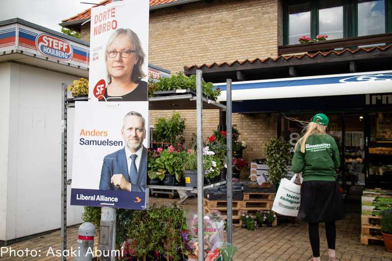 スーパーの前でエコバックを配るお姉さんは店員かと思いきや、政党の党員。候補者の宣伝がデザインされた買い物袋だった。ノルウェーではスーパーの手前で選挙活動は見たことがない　Photo: Asaki Abumi