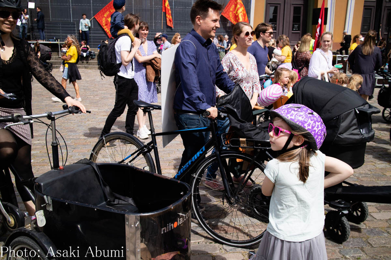 日本のベビーカーよりも大きいサイズ。自転車の荷台に乗ってくる子どもたちも Photo: Asaki Abumi